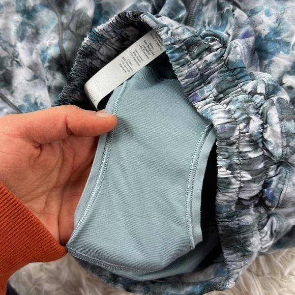 Lululemon Hotty Hot Low Rise Short 4" Kaleidofloral Multi / Blue Cast - Picture 4 of 5